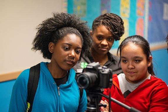 Urban kids use camera during MU Extension program